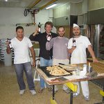 Auch in Italien wird FRANKEN BRÄU getrunken: Thomas beim Bierverkosten in einer italienischen Backstube.